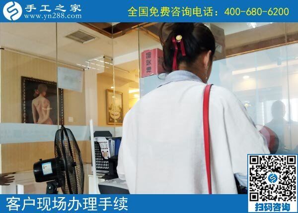 能給孩子買他喜愛的，福建莆田許女士做正規(guī)供料的手工活掙錢后