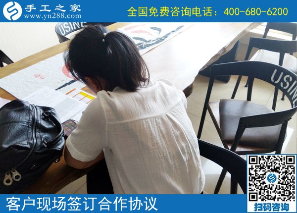 為了掙錢，福建廈門葉女士選擇下班后做正規(guī)供料的手工活