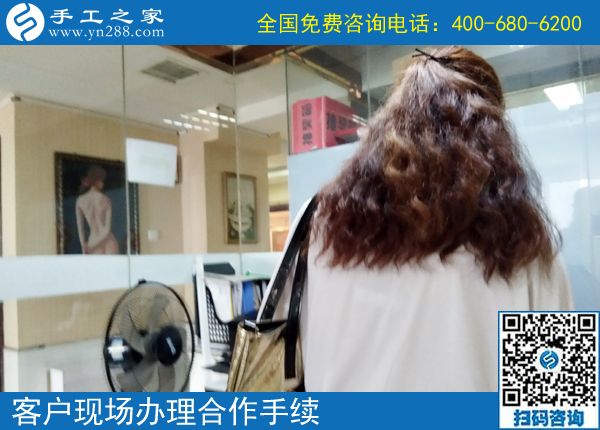 天熱了，不出門(mén)，天津王女士與婆婆一起做正規(guī)供料的手工活掙錢(qián)