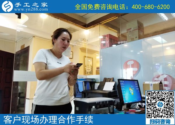 7月21日，在家賺錢的手工活，可以在家做的手工活就是珠繡串珠手工活外發(fā)，手工之家接待考察加工客戶剪影