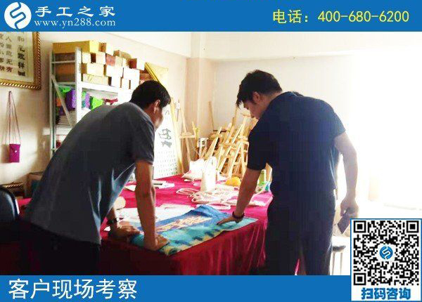 8月14日，把手工活拿回家做，這里的珠繡個(gè)人定制很受歡迎，手工之家接待考察加工客戶剪影