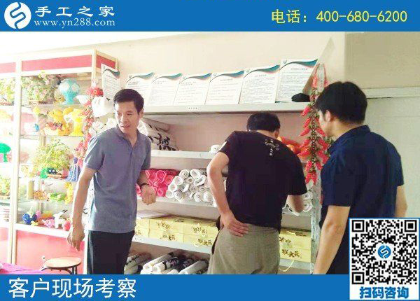 8月14日，把手工活拿回家做，這里的珠繡個(gè)人定制很受歡迎，手工之家接待考察加工客戶剪影(圖1)
