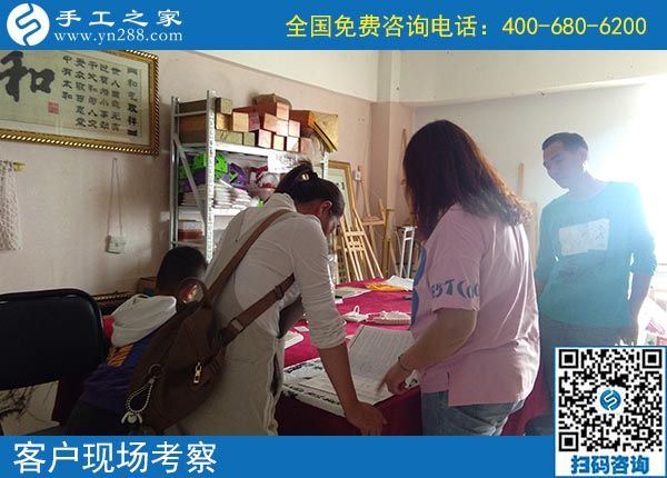 空閑時做串珠手工活外發(fā)，浙江湖州李女士一家人邊賺錢邊過節(jié)的畫面好溫馨