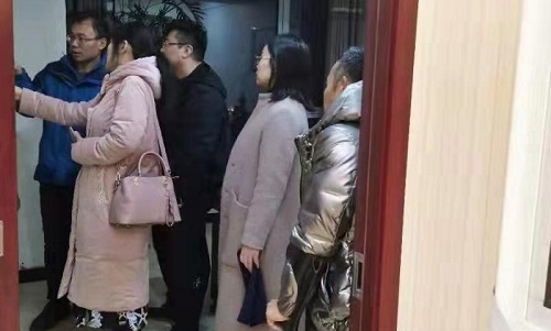 加大珠繡市場化、著重產(chǎn)品創(chuàng)新------記邯鄲學(xué)院文化產(chǎn)業(yè)管理專業(yè)主任一行到手工之家調(diào)研指導(dǎo)