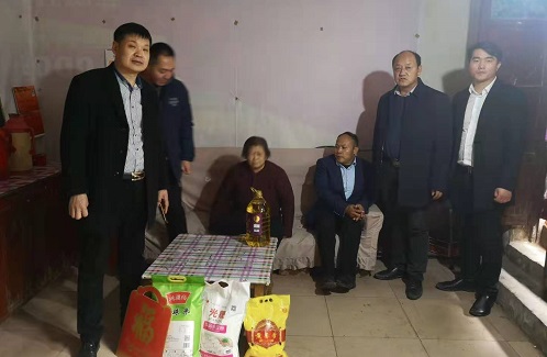 心懷公益、助力扶貧 --- --- 手工之家郝總與邯山區(qū)工商聯(lián)愛心企業(yè)家一起參加送溫暖春節(jié)慰問活動