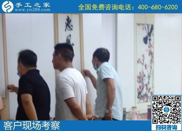 8月7日，負(fù)責(zé)回收手工活，在家做手工活掙錢(qián)，越來(lái)越多的人選擇這個(gè)非遺項(xiàng)目，手工之家接待考察合作加工客戶(hù)剪影