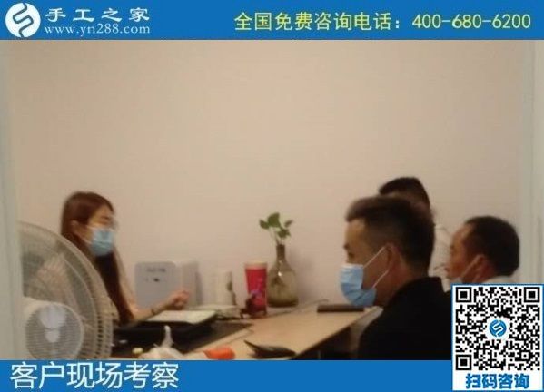 8月7日，負(fù)責(zé)回收手工活，在家做手工活掙錢(qián)，越來(lái)越多的人選擇這個(gè)非遺項(xiàng)目，手工之家接待考察合作加工客戶(hù)剪影