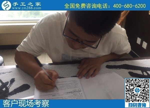 8月15日，手工活拿回家做要掙錢，越來越多的人選擇了這里外發(fā)手工活，手工之家接待考察合作加工客戶剪影