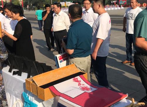 亮相“中國農(nóng)民豐收節(jié)”，勵(lì)志珠珠繡等純手工大放異彩(圖2)