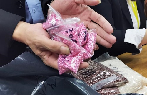 加班到夜里十點(diǎn)，要讓珠繡外發(fā)材料盡快到加工人員的手中(圖6)