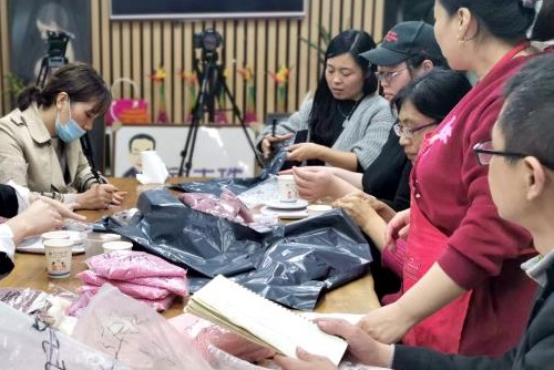 加班到夜里十點(diǎn)，要讓珠繡外發(fā)材料盡快到加工人員的手中(圖3)