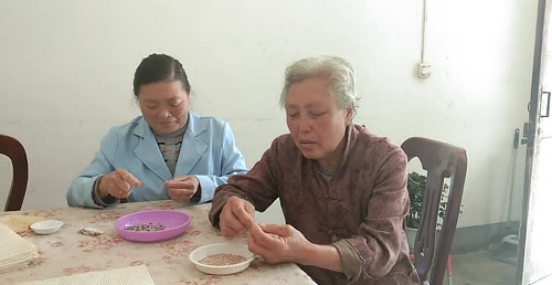從個(gè)人加工到創(chuàng)業(yè)組織人做，4年來，她一直在做勵(lì)志珠珠繡
