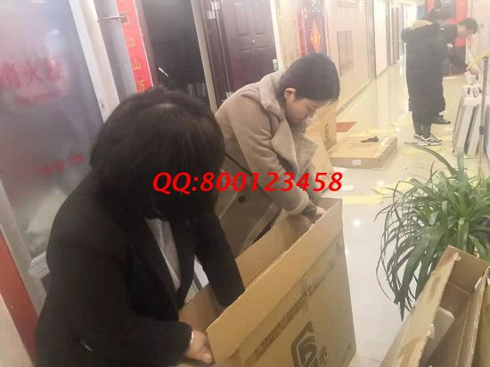 2月24日，靠譜的手工活外發(fā)，長(zhǎng)期穩(wěn)定的外發(fā)手工活就選手工之家，供不應(yīng)求，新一批&ldquo;擺攤神器&rdquo;，剛?cè)霂炀图某鋈チ? />為了幫助手工之家的加工人員尤其是代理加工人員更好地開展手工事業(yè)，更好地帶動(dòng)周圍的人做手工活掙錢，也為了讓大家多一份收入，手工之家推出的&ldquo;擺攤神器&rdquo;非常受歡迎，常常剛剛準(zhǔn)備好就被寄走了，這一次，也一樣，新一批的擺攤神器剛到貨，就被各地的加工人員預(yù)定了，倉庫人員清點(diǎn)記錄后，就在其他部門人員的幫助下發(fā)走了。<img title=