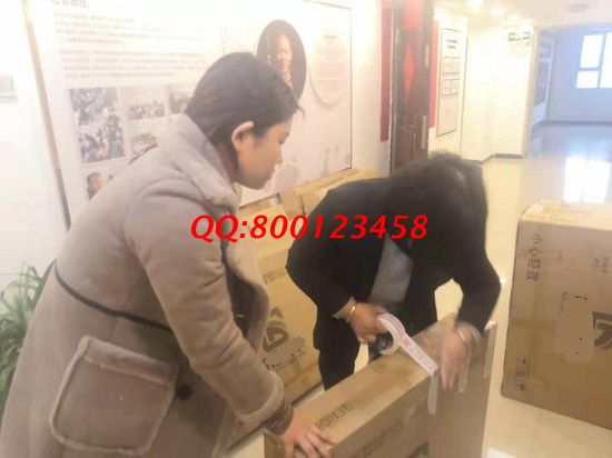 2月24日，靠譜的手工活外發(fā)，長期穩(wěn)定的外發(fā)手工活就選手工之家，供不應(yīng)求，新一批“擺攤神器”，剛?cè)霂炀图某鋈チ? />圖為對即將發(fā)貨的擺攤神器，配備好相關(guān)的物品，打包發(fā)貨。</p>
<p style=