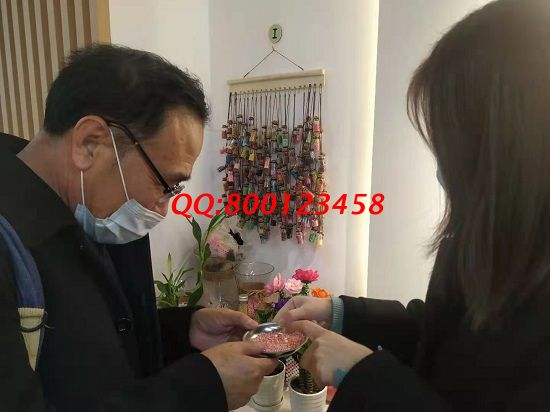 3月15日，手工活拿回家做，手工加工回收項(xiàng)目就是珠繡外發(fā)手工活，手工之家接待考察加工客戶剪影