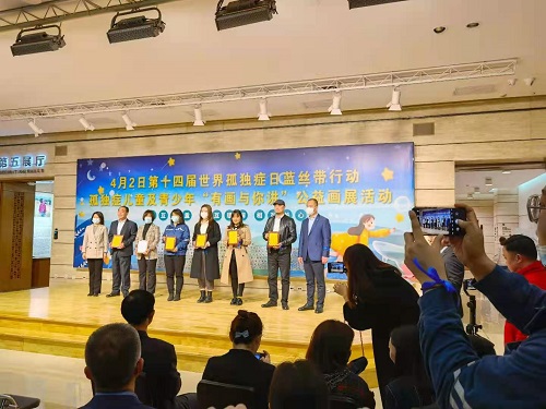 一起給他們關(guān)注、關(guān)心、關(guān)愛-----記手工之家受邀參加藍(lán)絲帶行動(dòng)之孤獨(dú)癥孩子“有畫與你講”公益畫展