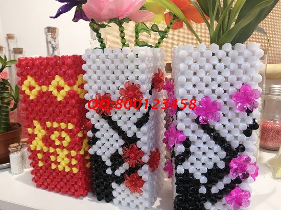 1月4日，想接正規(guī)廠家的手工活，做手工之家的珠繡串珠外發(fā)手工活，要對(duì)這里的產(chǎn)品了解，圖為勵(lì)志珠珠繡串珠產(chǎn)品實(shí)拍