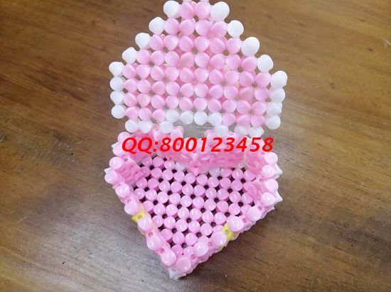 4月27日，實地考察，找到了正規(guī)廠家的手工活，可以帶回家做的手工活要先確定合作企業(yè)正規(guī)可靠，圖為勵志珠珠繡串珠手工產(chǎn)品實拍