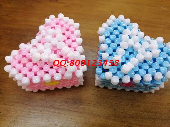 4月27日，實地考察，找到了正規(guī)廠家的手工活，可以帶回家做的手工活要先確定合作企業(yè)正規(guī)可靠，圖為勵志珠珠繡串珠手工產(chǎn)品實拍