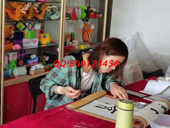 4月30日，不了解就實(shí)地考察，了解了就要行動(dòng)，做手工活掙錢，珠繡拿回家做的手工活成為大家共同的選擇，圖為一些優(yōu)秀繡娘提前到進(jìn)行手工技能學(xué)習(xí)