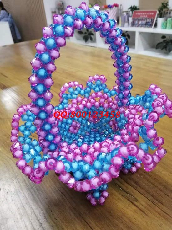 5月28日，加工驗收有保障，可以帶回家做的手工活，手工之家的勵志珠珠繡服務很完善，圖為珠繡串珠純手工（花籃）成品實拍