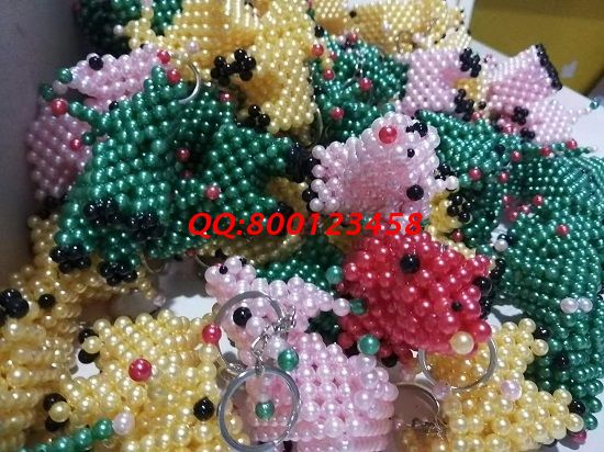 7月1日，傳承非遺傳統(tǒng)手工，勵(lì)志珠珠繡手工是正規(guī)拿回家做的手工活，常年有活兒，圖為加工人員寄回的珠繡串珠飾品實(shí)拍