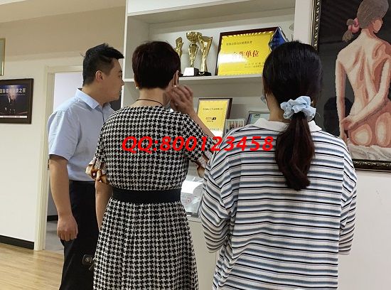 8月23日，材料有保障，拿回家做的手工活，在家做手工活掙錢選非遺手工勵(lì)志珠珠繡是有道理的，圖為手工之家接待考察加工人員剪影