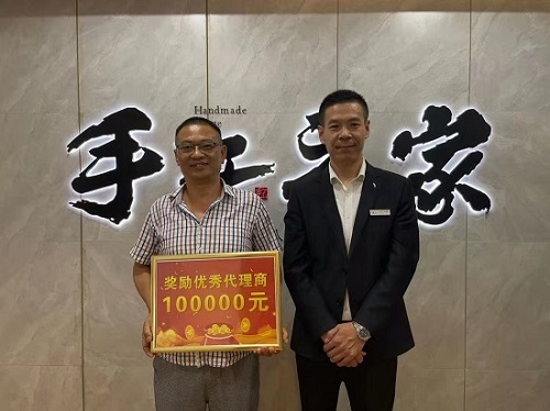 一次獎(jiǎng)金100000元，做珠繡非遺手工，我驕傲！--- ---記湖南湘西代理周總在手工之家領(lǐng)取獎(jiǎng)金