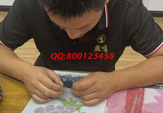9月5日，實(shí)地考察、詳細(xì)了解，這個(gè)拿回家做的手工活讓人放心，在家足不出戶做勵(lì)志珠珠繡手工能掙錢，圖為手工之家接待考察合作加工客戶剪影