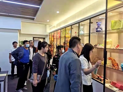 做好珠繡手工，助力鄉(xiāng)村振興 --- --- 記邯鄲學(xué)院宋主任一行蒞臨手工之家參觀指導(dǎo)