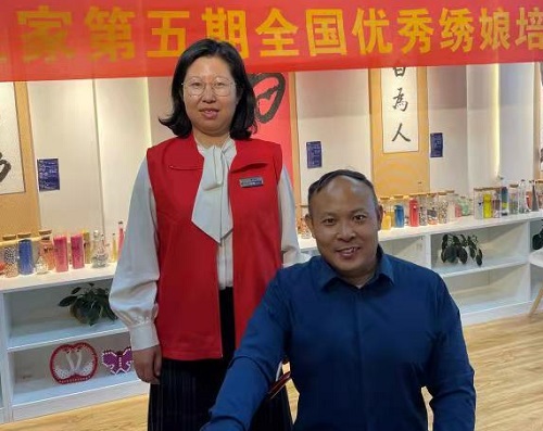 10月4日，拿回家做的手工活，珠繡串珠手工活代理加工項目的加工材料都有啥？看看就知道，圖為手工之家第五期優(yōu)秀繡娘培訓(xùn)會剪影