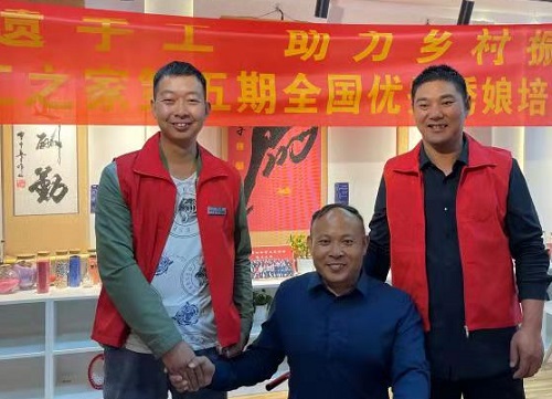 10月4日，拿回家做的手工活，珠繡串珠手工活代理加工項目的加工材料都有啥？看看就知道，圖為手工之家第五期優(yōu)秀繡娘培訓(xùn)會剪影