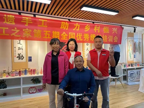 10月4日，拿回家做的手工活，珠繡串珠手工活代理加工項目的加工材料都有啥？看看就知道，圖為手工之家第五期優(yōu)秀繡娘培訓(xùn)會剪影