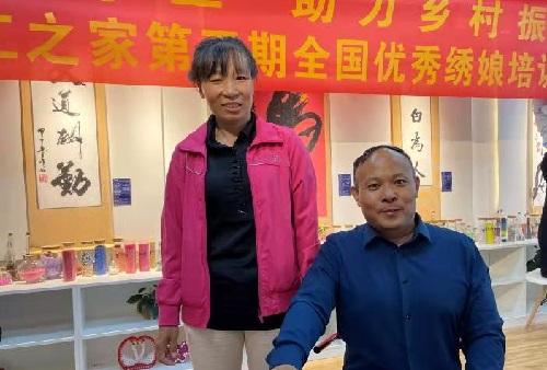 10月7日，正規(guī)可靠，拿回家做的手工活，可以寄到家做的手工活代理加工項(xiàng)目，就選這里，圖為手工之家優(yōu)秀繡娘培訓(xùn)會(huì)剪影
