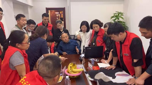 10月8日，重服務(wù)、講信譽，在家做手工活，可以帶回家做的手工活，大家都選這個十多年的老企業(yè)，圖為手工之家優(yōu)秀繡娘培訓(xùn)會剪影