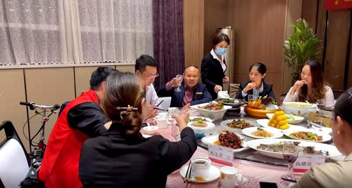 10月9日，實地考察，想接正規(guī)廠家的手工活，拿回家做的手工活就選非遺項目勵志珠珠繡，圖為手工之家第五期優(yōu)秀繡娘培訓(xùn)會接待剪影