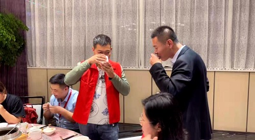 10月9日，實地考察，想接正規(guī)廠家的手工活，拿回家做的手工活就選非遺項目勵志珠珠繡，圖為手工之家第五期優(yōu)秀繡娘培訓(xùn)會接待剪影
