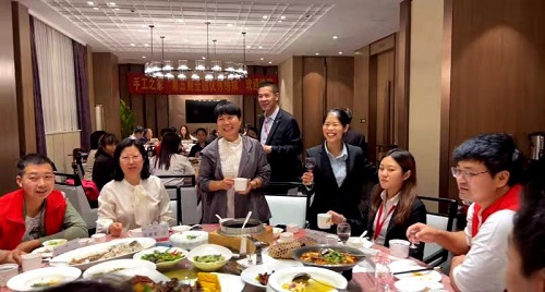 10月9日，實地考察，想接正規(guī)廠家的手工活，拿回家做的手工活就選非遺項目勵志珠珠繡，圖為手工之家第五期優(yōu)秀繡娘培訓(xùn)會接待剪影