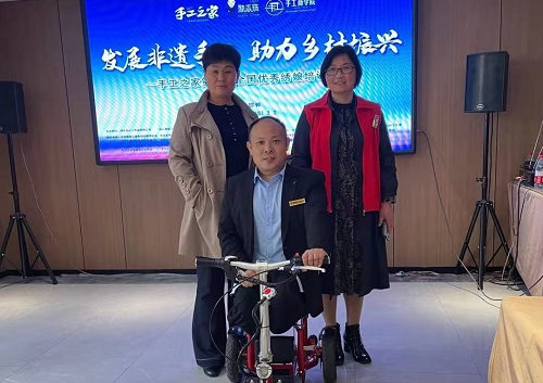 10月14日，手工活拿回家做，想接正規(guī)廠家的手工活，選擇非遺項目勵志珠珠繡的人很多，圖為手工之家歷次優(yōu)秀繡娘培訓會部分參訓人員與郝總合影
