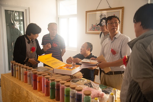10月29日，拿回家做的手工活，想接正規(guī)企業(yè)的手工活，實(shí)地考察重不重要？圖為手工之家創(chuàng)始人參加一些活動(dòng)的剪影