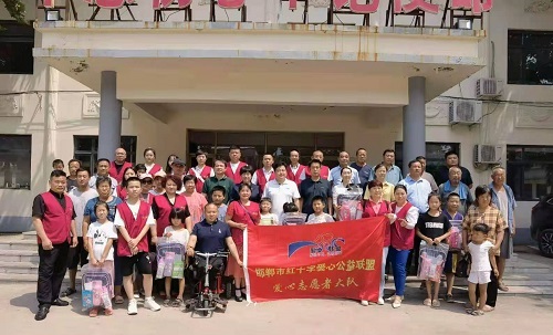 10月29日，拿回家做的手工活，想接正規(guī)企業(yè)的手工活，實(shí)地考察重不重要？圖為手工之家創(chuàng)始人參加一些活動(dòng)的剪影