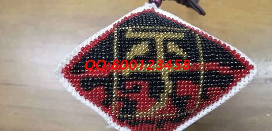 11月10日，想做手工活掙錢，正規(guī)手工活外發(fā)加工項(xiàng)目可以自己做，也可以代理加工，圖為勵(lì)志珠珠繡小飾品成品實(shí)拍