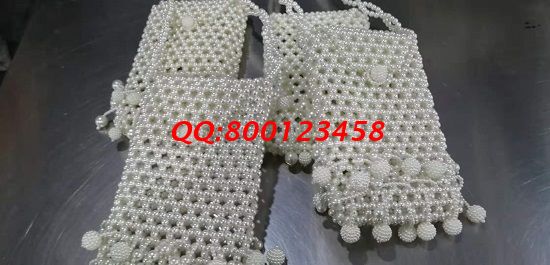 11月12日，多發(fā)材料，拿回家做的手工活，這個(gè)手工活外發(fā)加工企業(yè)一直這樣做，圖為勵(lì)志珠珠繡手工珠包成品實(shí)拍