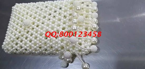 11月12日，多發(fā)材料，拿回家做的手工活，這個(gè)手工活外發(fā)加工企業(yè)一直這樣做，圖為勵(lì)志珠珠繡手工珠包成品實(shí)拍