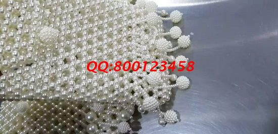 11月12日，多發(fā)材料，拿回家做的手工活，這個(gè)手工活外發(fā)加工企業(yè)一直這樣做，圖為勵(lì)志珠珠繡手工珠包成品實(shí)拍