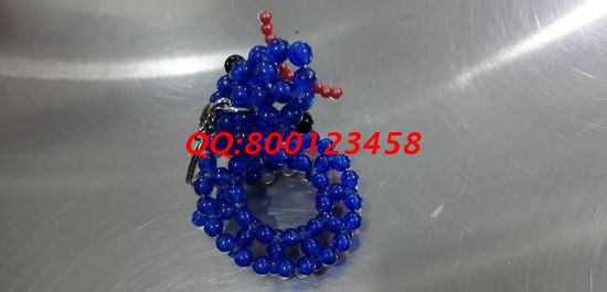 12月2日，想在家做手工活掙錢，想選擇手工之家的勵(lì)志珠珠繡，材料方面的政策很完善，可以放心選擇，圖為勵(lì)志珠珠繡串珠產(chǎn)品實(shí)拍(圖1)