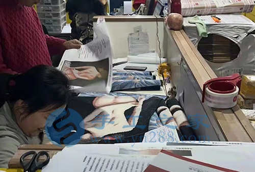 2月26日，在家做手工活靠譜，創(chuàng)意珠繡串珠手工活外發(fā)加工項目就來十多年的手工企業(yè)，圖為手工之家倉儲部日常工作剪影