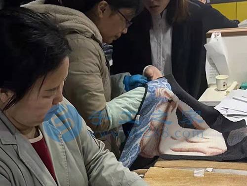 2月26日，在家做手工活靠譜，創(chuàng)意珠繡串珠手工活外發(fā)加工項目就來十多年的手工企業(yè)，圖為手工之家倉儲部日常工作剪影