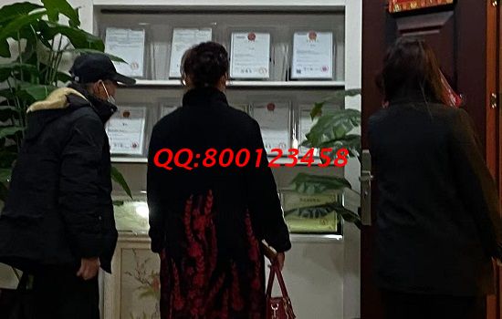 2月28日，農(nóng)村加工手工活項目，做珠繡串珠外發(fā)手工活的農(nóng)民朋友有很多，圖為手工之家接待加工客戶考察合作剪影