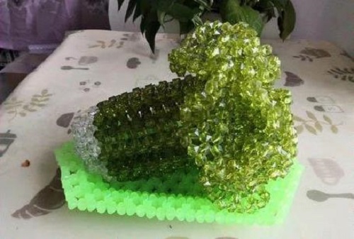 3月12日，穩(wěn)定可靠的手工活加工項目，正規(guī)外發(fā)手工活，選擇十多年的手工企業(yè)手工之家，圖為勵志珠珠繡串珠成品實拍